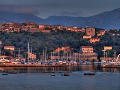 Le port de plaisance , la haute ville, Alta Rocca en arrière plan